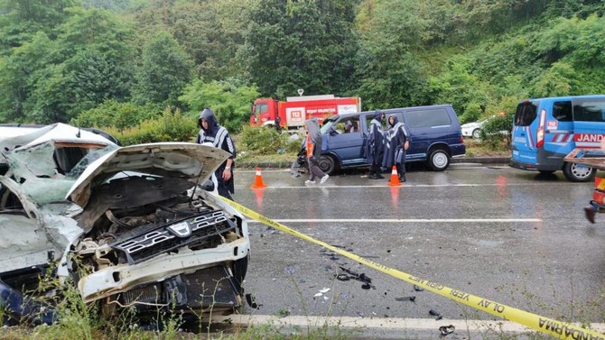 giresunda-otomobil-ile-minibusun-carpistigi-kazada-1-kisi-oldu-10-kisi-yaralandi-5.jpg