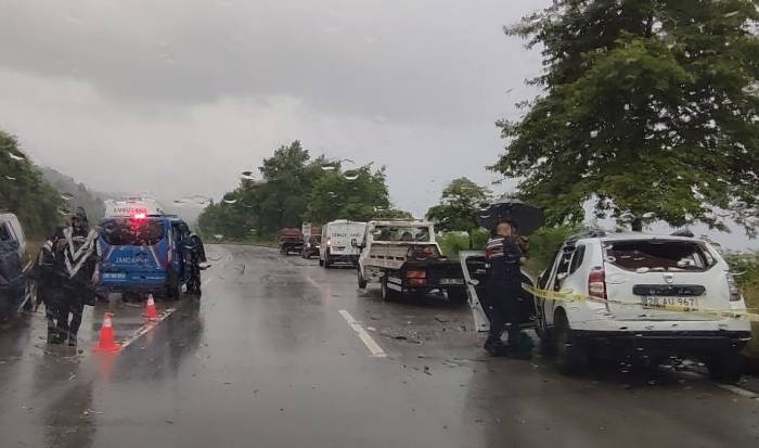 Giresun’da Karşı Şeride Geçen Otomobil Minibüsle Çarpıştı: 1 Ölü, 10 Yaralı