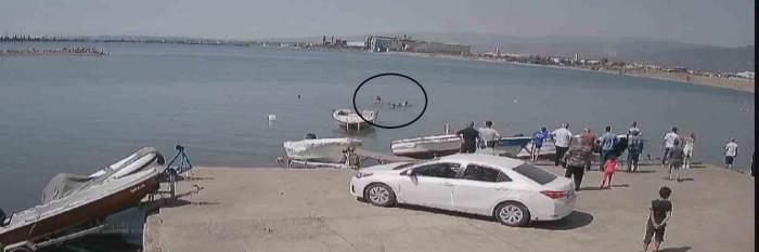 Boğulma Tehlikesi Yaşayan 2 Kişinin Kurtarıldığı Anlar Kamerada