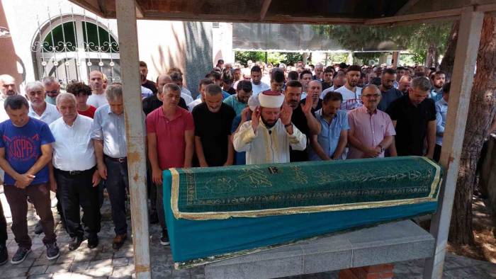 Denizde Boğulan 11 Yaşındaki Kız Çocuğu Gözyaşları Arasında Toprağa Verildi