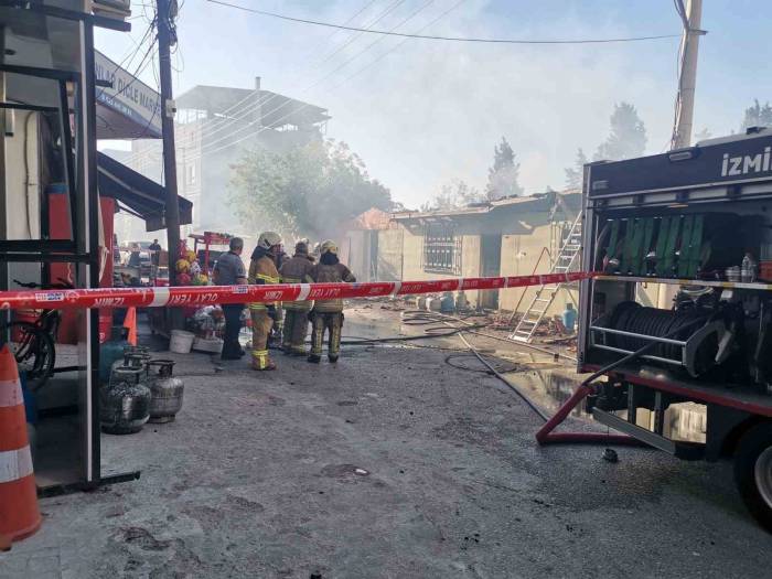 İzmir’de Market Deposu Yandı, Faciadan Dönüldü