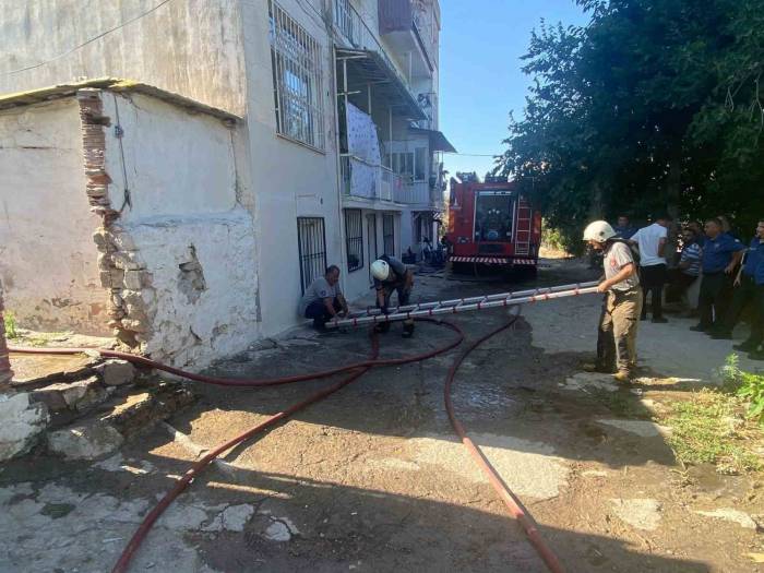 Makilik Alanda Çıkan Yangın Eve Sıçradı