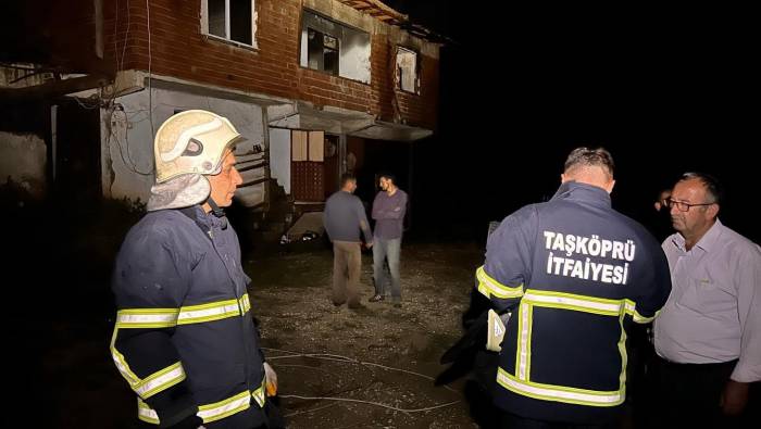 İki Katlı Ev Yangında Kullanılmaz Hale Geldi