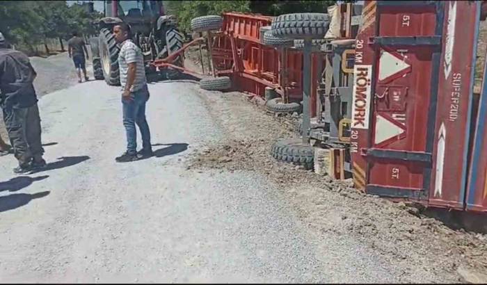 Traktöre Bağlı Römorklar Devrildi, 20 Ton Mercimek Yola Saçıldı