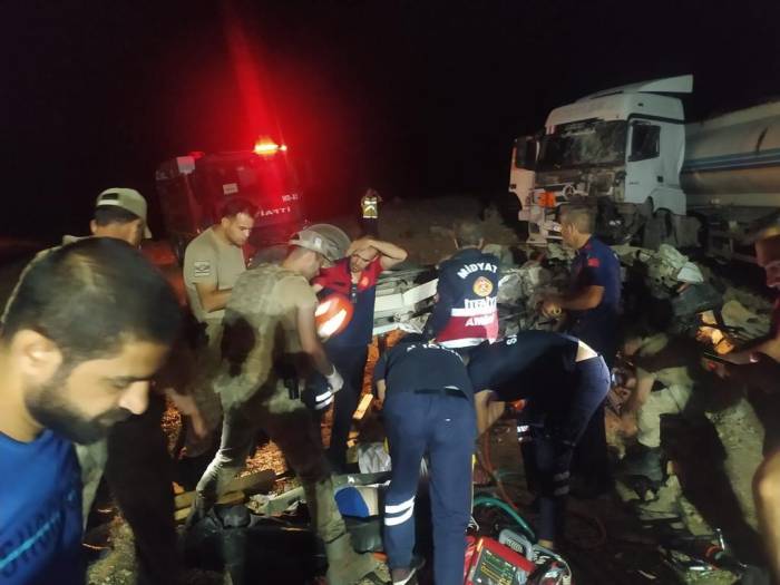 Mardin’de Tanker İle Kamyonet Kafa Kafaya Çarpıştı: 1 Ölü, 2 Yaralı