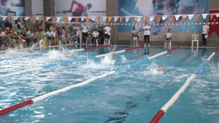 Ümraniye’de Genç Yüzücüler, Şampiyonluğa Kulaç Attı