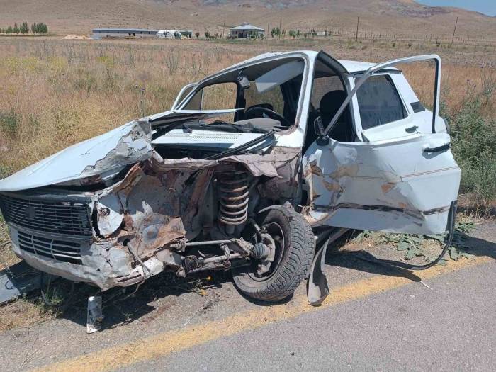 Otomobiller Kafa Kafaya Çarpıştı: 2 Yaralı