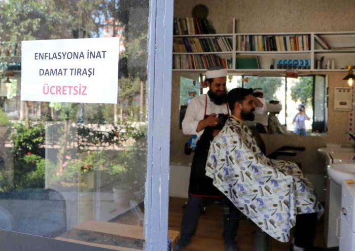 Bu Berberde Damatlara Tıraş Ücretsiz