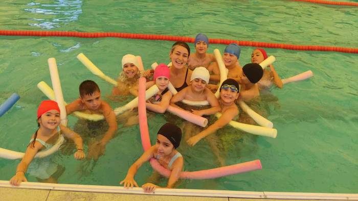 Minikler Portatif Yüzme Havuzunda Yüzme Öğreniyor