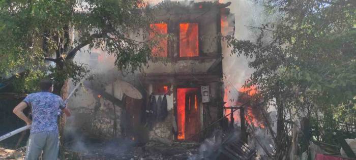 Bolu’da İki Katlı Ahşap Ev Alev Alev Yandı