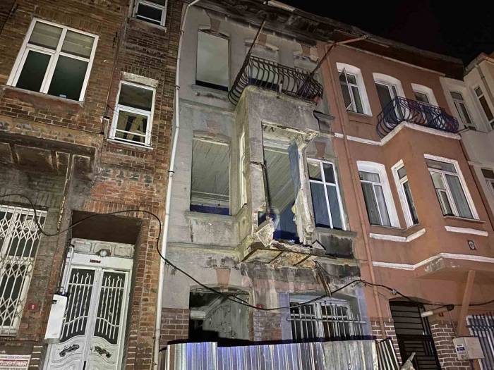 Balat’ta 3 Katlı Metruk Binanın Balkonu Çöktü