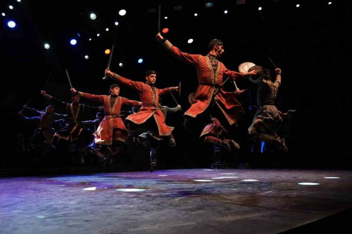 Bursa Festivali’nde Yer Çekimine Meydan Okuyan Gösteri
