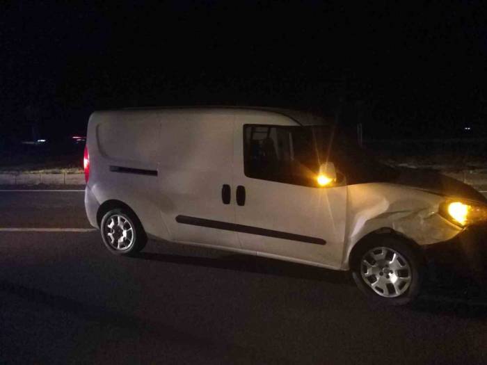 Hafif Ticari Araç İle Otomobilin Çarpıştığı Kazada 2 Kişi Yaralandı
