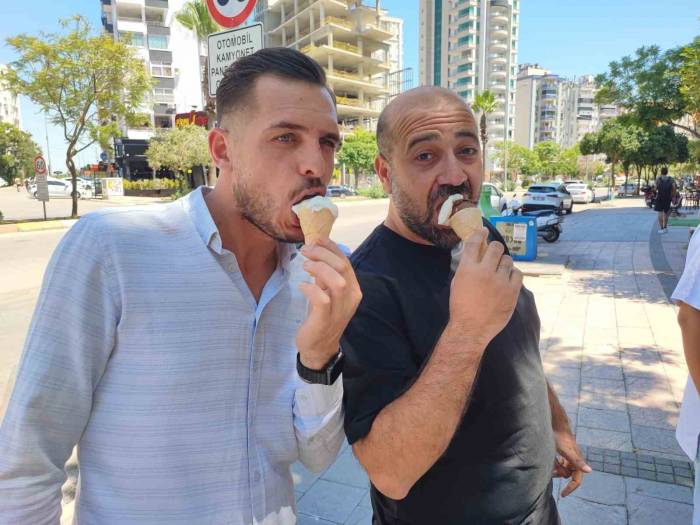 Hissedilen Sıcaklık 50 Derece Olunca Kırmızı Işıkta Dondurma Dağıtıldı