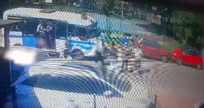 Bursa’da Zincirleme Kaza: Yolcu Minibüsü Park Halindeki Otomobile Çarptı