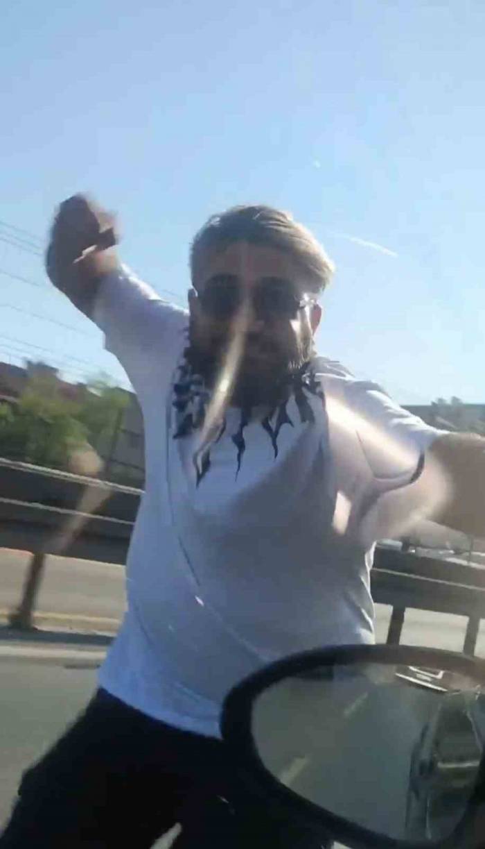 Trafikte Yol Kesen Şahıs, Hamile Kadının Bulunduğu Arabayı Yumrukladı