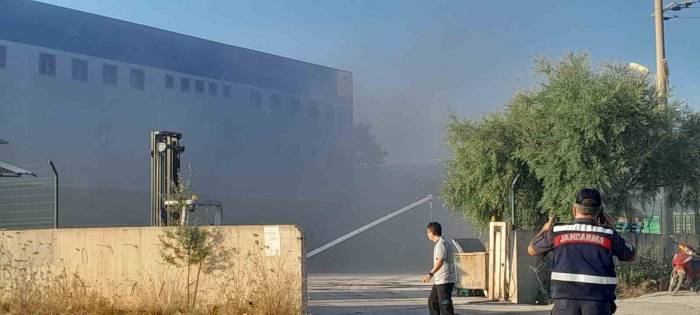 Lojistik Firmasındaki Yangın Devam Ediyor
