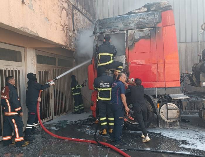 Mardin’de Park Halindeki Tır Alevlere Teslim Oldu
