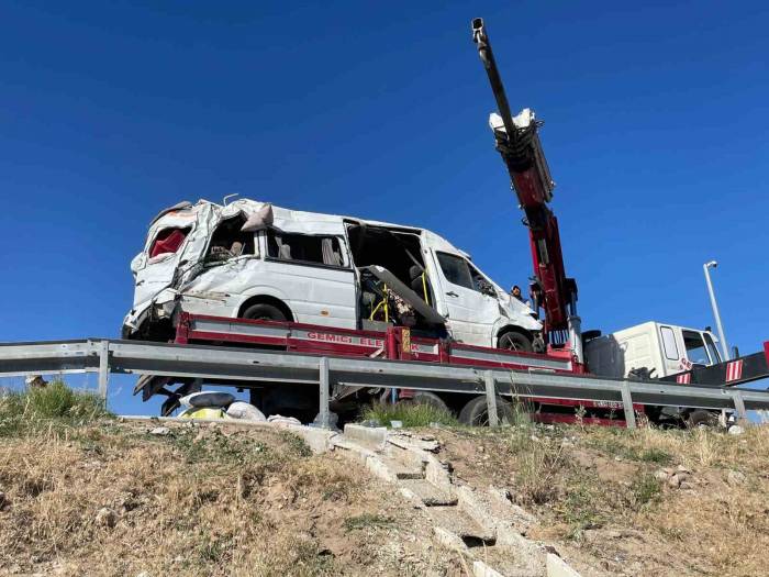 Tarım İşçilerini Taşıyan Minibüs Devrildi: 24 Yaralı