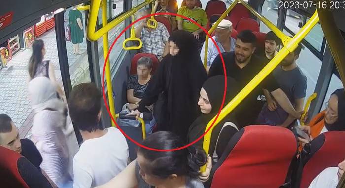 Toplu Taşımada Tesettürlü Kıza Yapılan Terbiyesizlik Kamerada