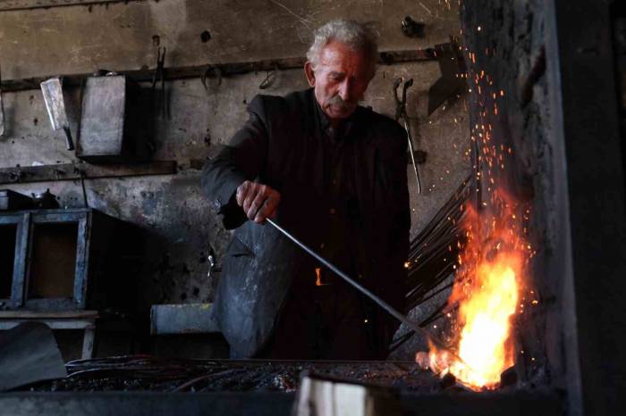 Tek Güzünü Verdiği Demircilik Mesleğini 73 Yıldır Usanmadan Yapıyor