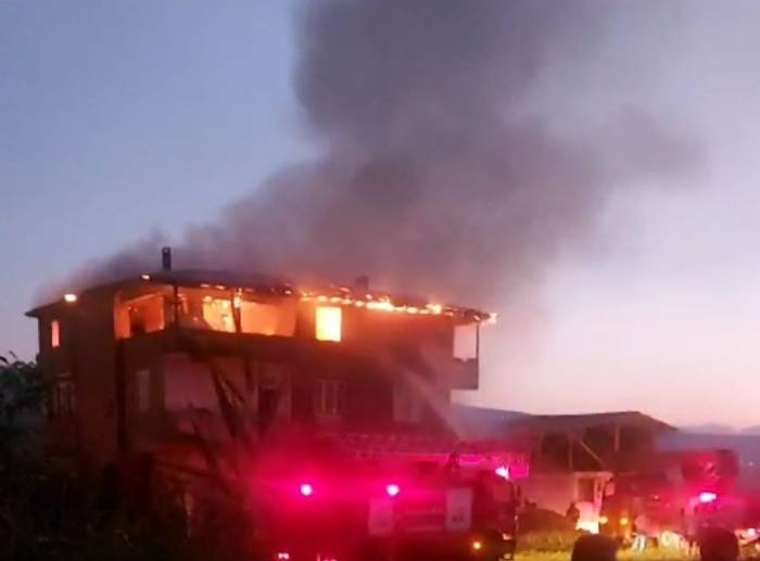 Tokat’ta 3 Katlı Ev Alevlere Teslim Oldu