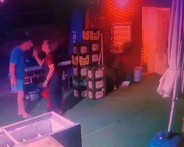 Tartıştığı Kadına Tokat Attı