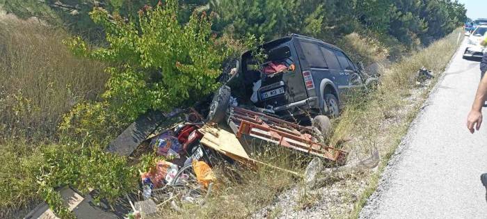 Römork Bağlı Ticari Araç Şarampole Girdi, 2 Kişi Yaralandı