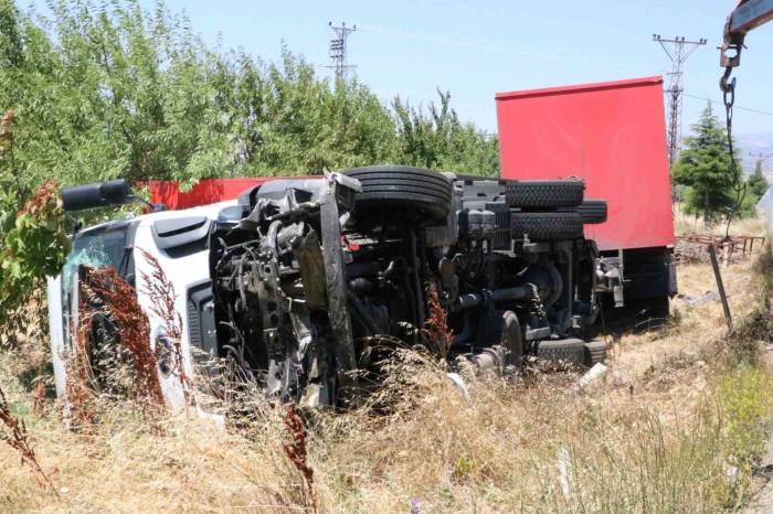 Barakaya Çarpıp Devrilen Tırda 2 Kişi Yaralandı