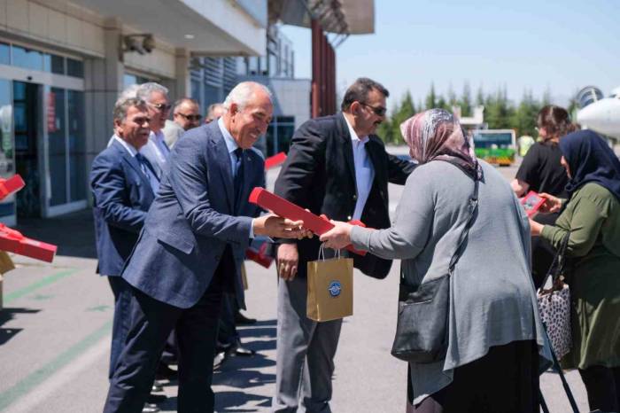 Gurbetçi Vatandaşlar Güllerle Karşılandı