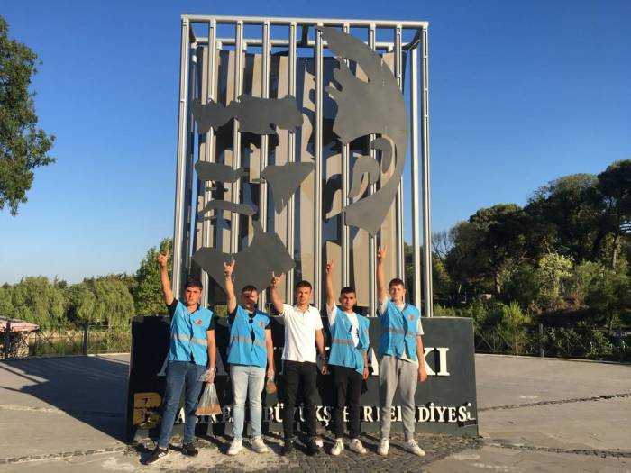 Balıkesirli Ülkücü Gençlerden Sokak Hayvanlarına Mama