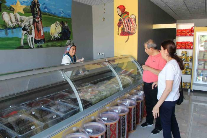 Yaylada Ürettiği Hayvansal Ürünleri Türkiye’nin Dört Bir Yanına Satıyor