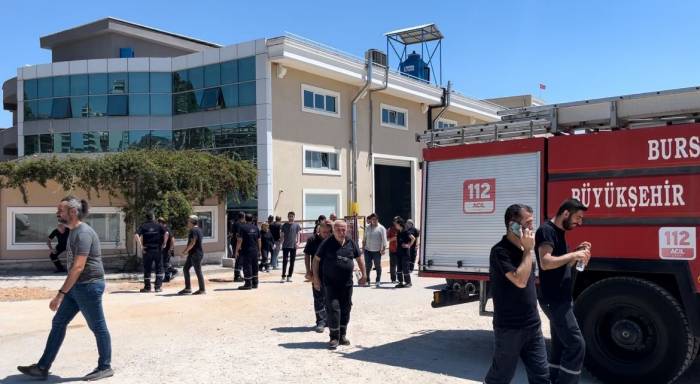 Bursa’da Korkutan Fabrika Yangını: 3 İşçi Dumandan Etkilendi