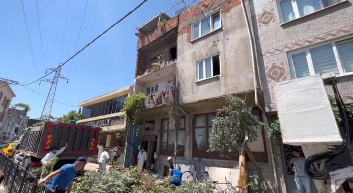 3 Katlı Binadan Kamyon Kamyon Çöp Çıktı