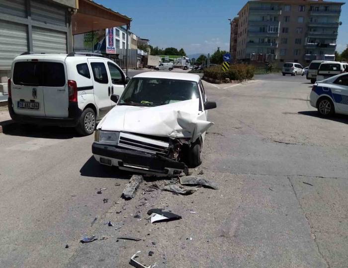 Otomobillerin Kafa Kafaya Çarpıştığı Kaza Kamerada