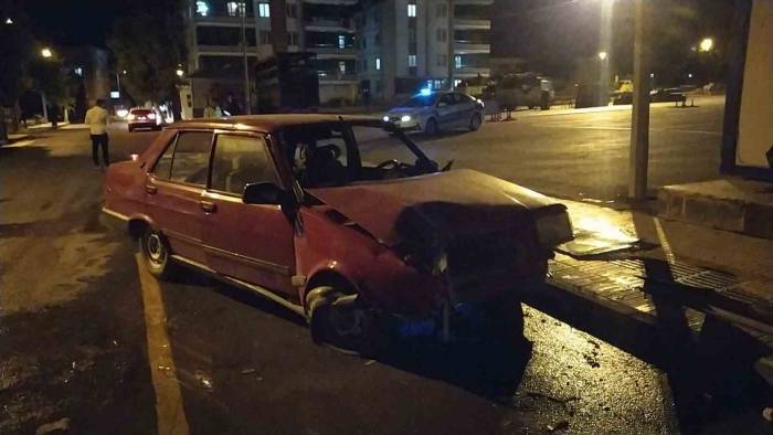 Kontrolden Çıkan Otomobil Zabıta Kulübesine Daldı: 4 Yaralı