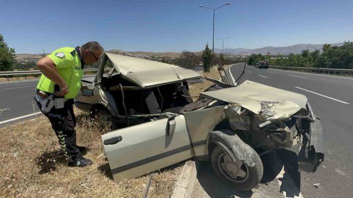 Çekiciye Çarpan Otomobil Hurdaya Döndü: 1 Yaralı