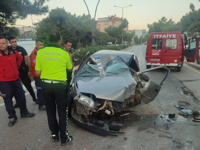 Erdek’ Te Araç Orta Refüje Çarparak Ters Döndü: 1 Yaralı