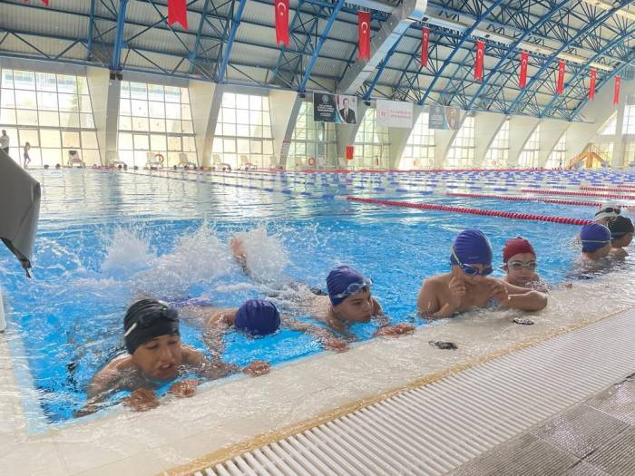 Niğde’de 15 Bin Kişiye Yüzme Öğretildi