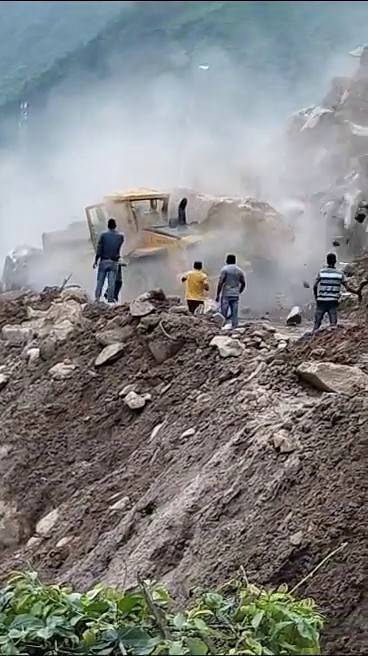 Hindistan’daki Toprak Kaymasında Sürücü Son Anda Kurtuldu