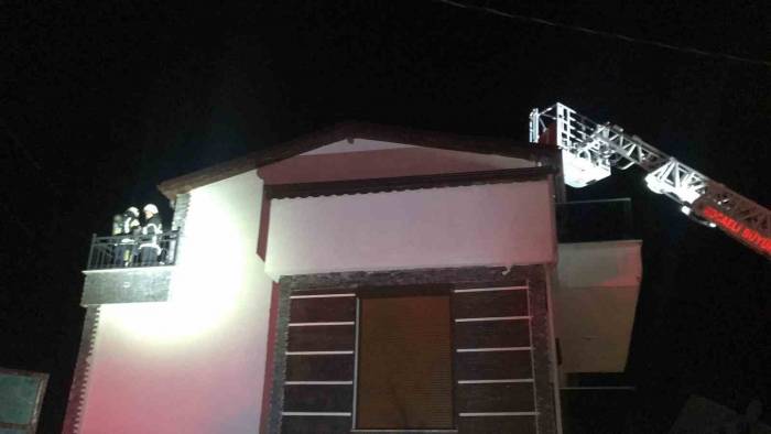 Villanın Çatısında Çıkan Yangın Korkuttu