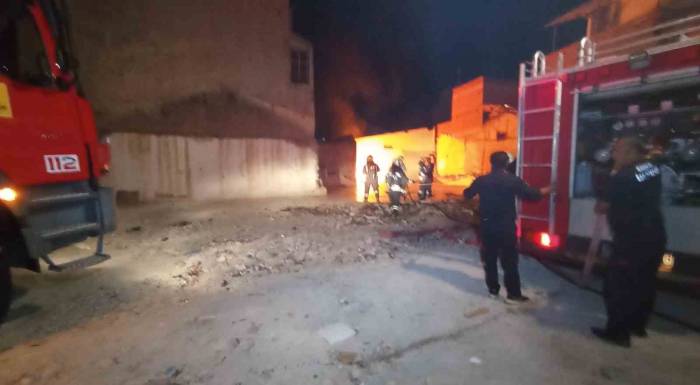 Kağıt Toplanan Depoda Çıkan Yangın İş Yerlerine Sıçramadan Söndürüldü