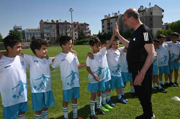 Başkan Pekyatırmacı’dan Yaz Spor Okullarına Öğrencileri İle Buluştu