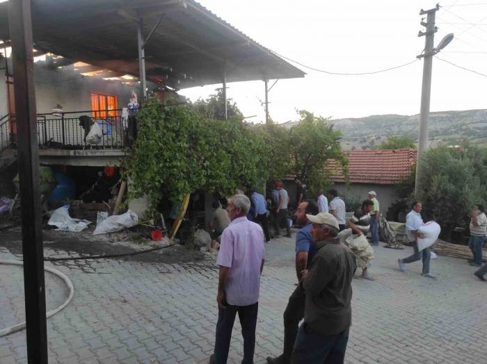 Evde Çıkan Yangında Mahalleli Eşyaları Yanmaktan Kurtardı