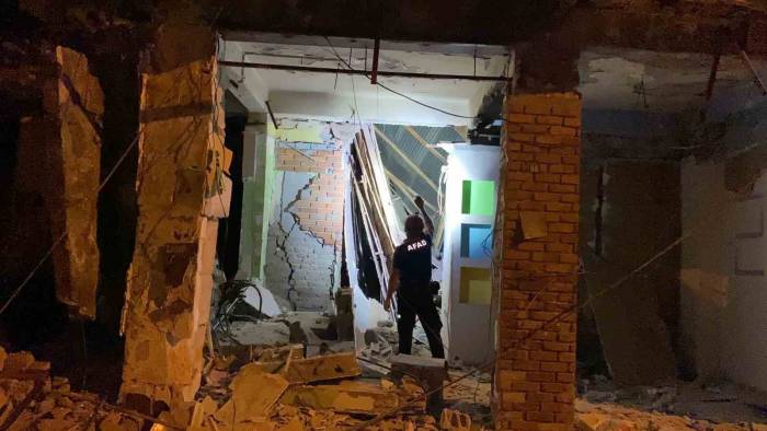 Osmaniye’de Ağır Hasarlı 2 Katlı Bina Çöktü