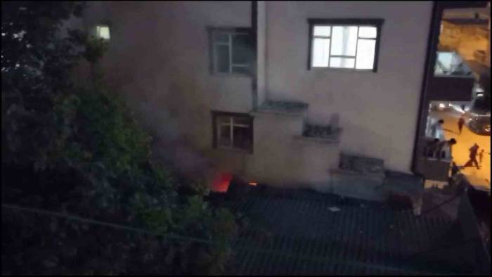 Depoda Korkutan Yangın: Mahalleli Sokağa Döküldü