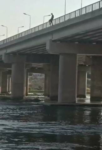 Metrelerce Yüksekten Dicle Nehri’ne Atlayan Çocuklar Yürekleri Ağza Getirdi