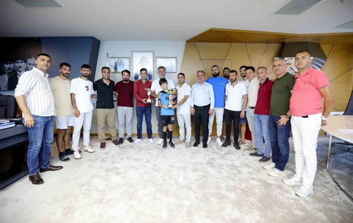 Şampiyonluk Kupasını Başkan Sandal’a Getirdiler