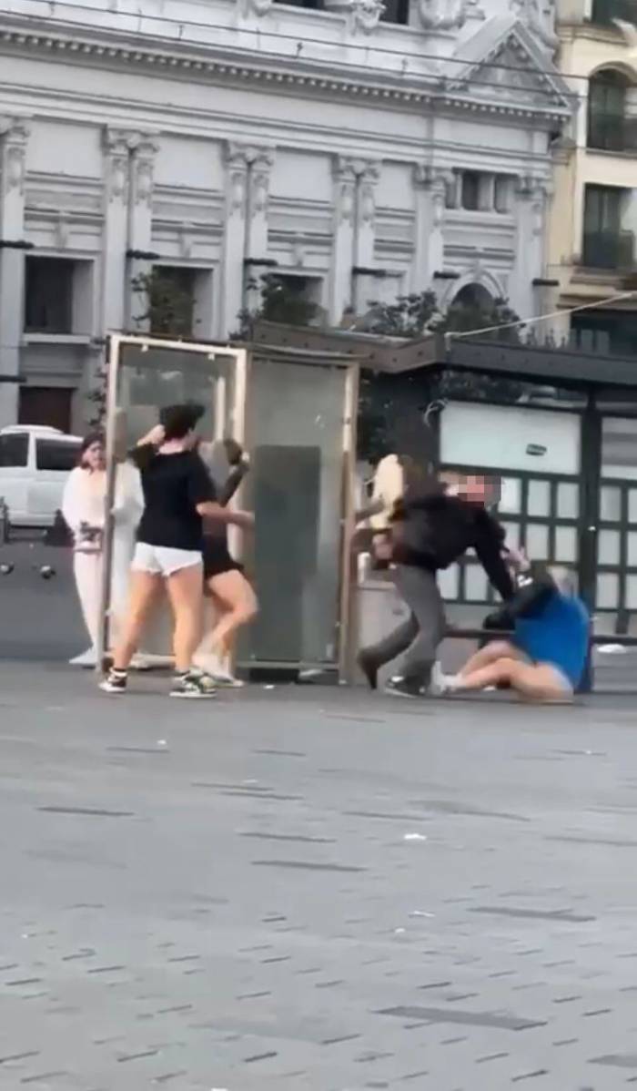 Taksim’de Meydan Dayağı Kamerada: Vatandaşlar Film Gibi İzledi