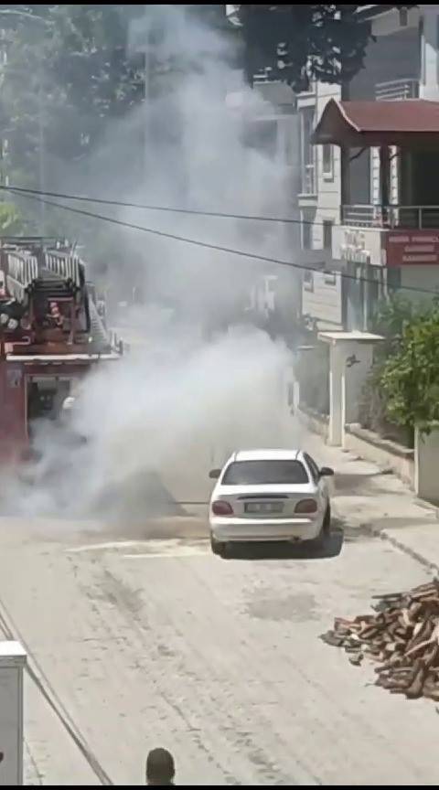 Bir Anda Motor Kısmından Duman Yükseldi, Faciadan Dönüldü